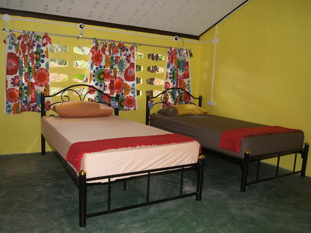 Dorm Des Fleurs Hostel Khao Lak Exterior foto
